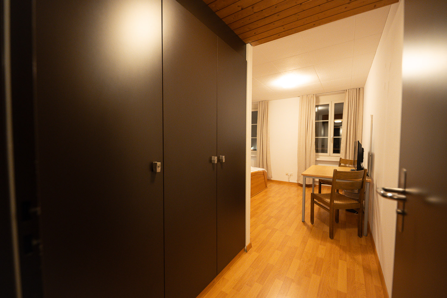 Eingangsbereich des Doppelzimmers mit Schrank