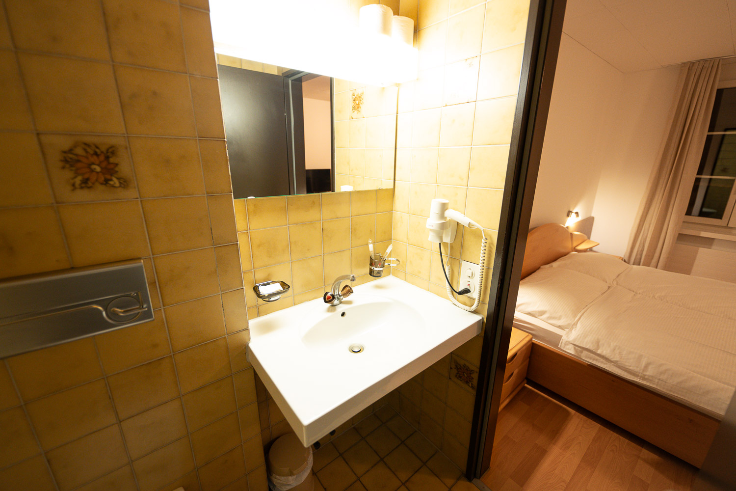Badezimmer des Doppelzimmers mit Lavabo