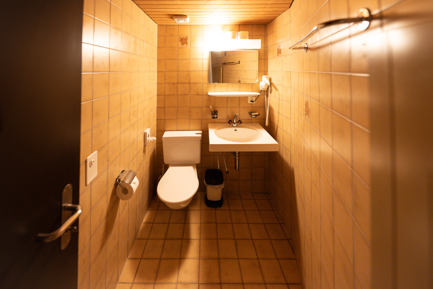 Badezimmer des Einzelzimmers mit Lavabo und WC