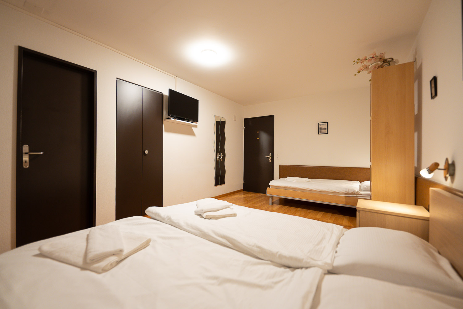 Dreibettzimmer mit Doppelbett und zusätzlichem Einzelbett