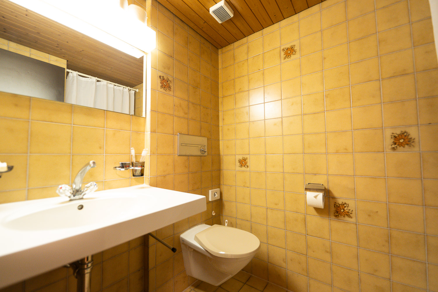 Badezimmer des Dreibettzimmers mit Lavabo und WC