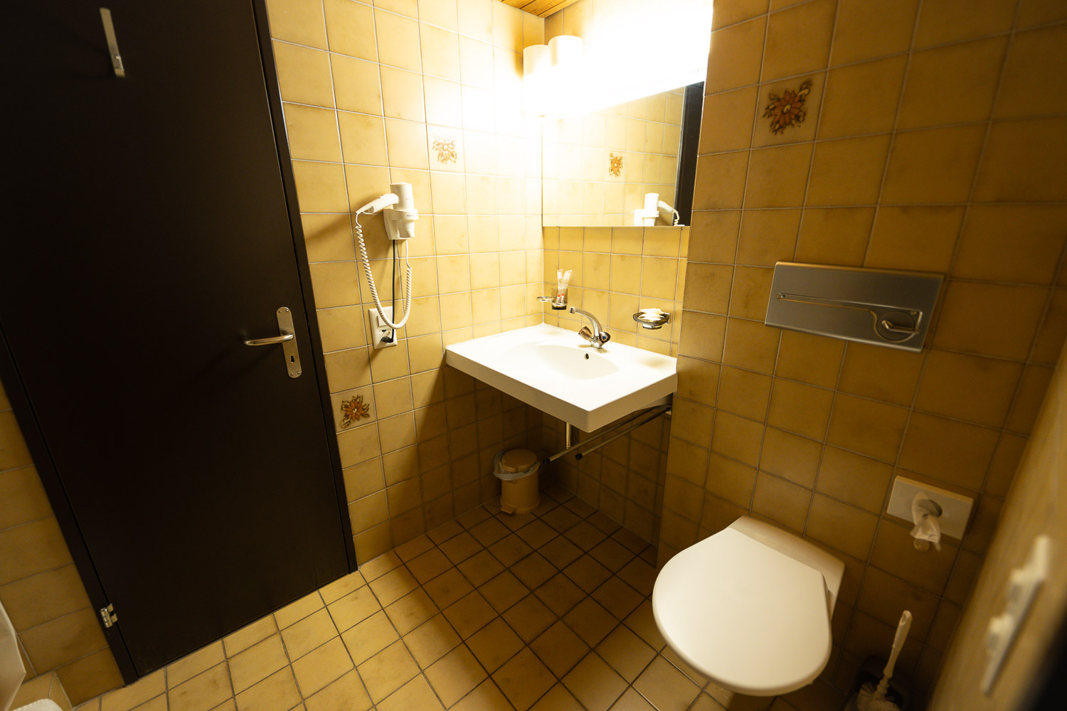 Badezimmer des Zweibettzimmers mit Lavabo und WC